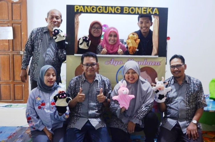 Program Pengabdian Masyarakat: Penerapan Storytelling tentang Internet Positif bagi Anak Usia Sekolah Dasar di Taman Baca Masyarakat Kecamatan Mulyorejo Surabaya
